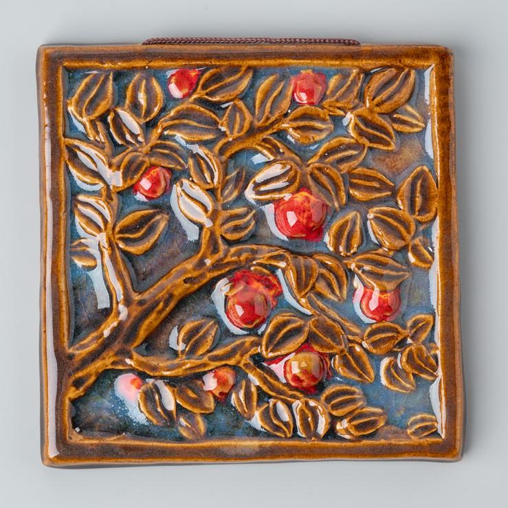 картинка Изразец ручной работы "Ветка с яблоками" сумерки - DishWishes.Ru