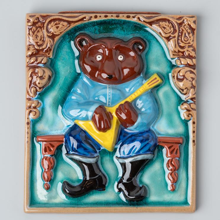 картинка Изразец ручной работы "Медведь с балалайкой" 1 - DishWishes.Ru