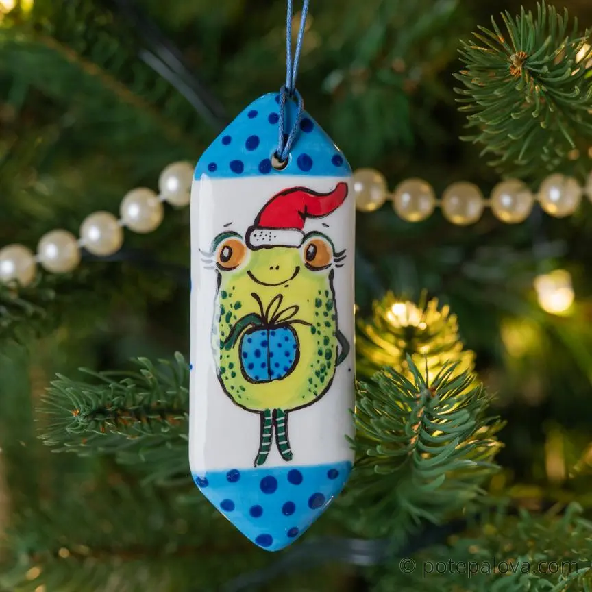 картинка Елочная игрушка в форме конфеты "Лягушка с подарком" - DishWishes.Ru