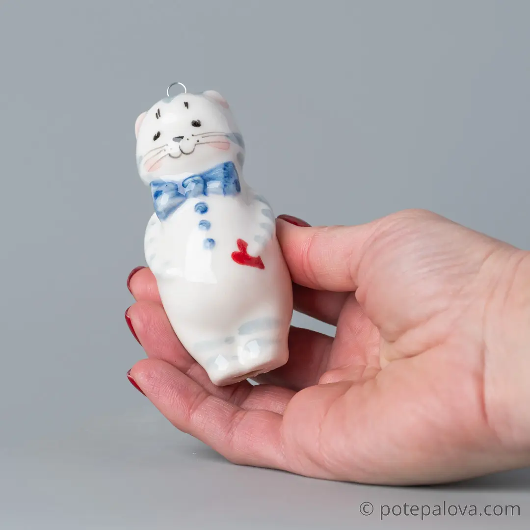 картинка Фарфоровая игрушка "Котик с бантом" 3 - DishWishes.Ru