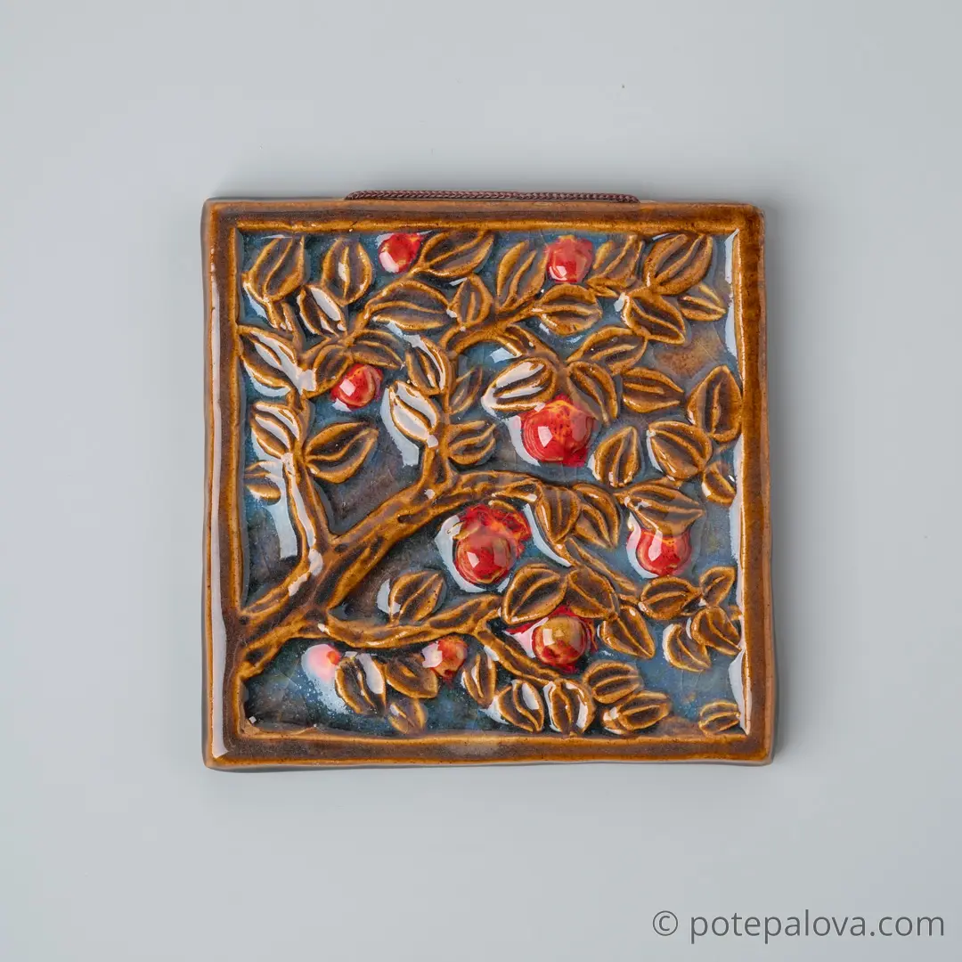 картинка Изразец ручной работы "Ветка с яблоками" сумерки - DishWishes.Ru