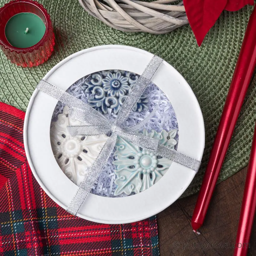 картинка Набор керамических снежинок в белой коробке 3 - DishWishes.Ru