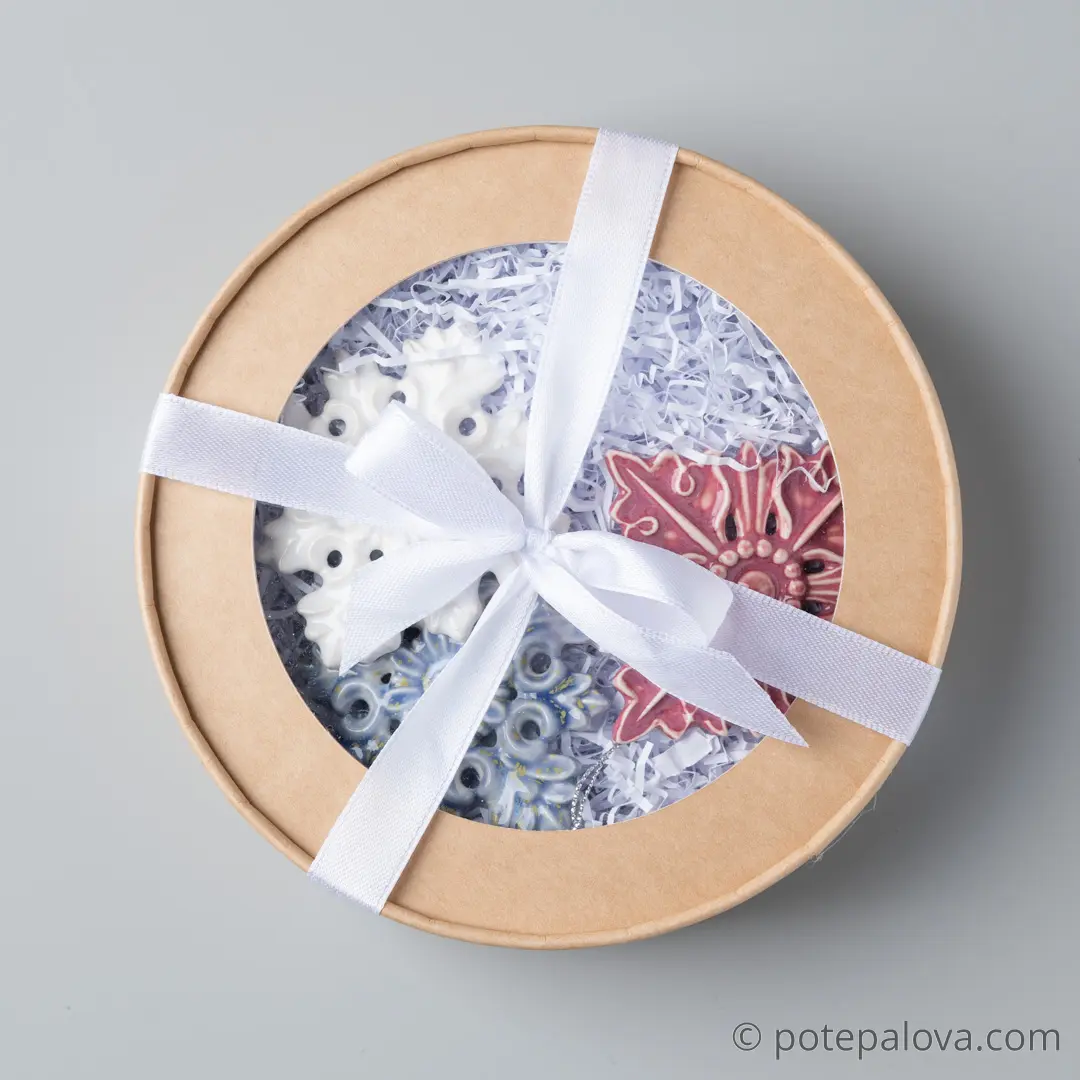 картинка Набор керамических снежинок в крафтовой коробке 2 - DishWishes.Ru