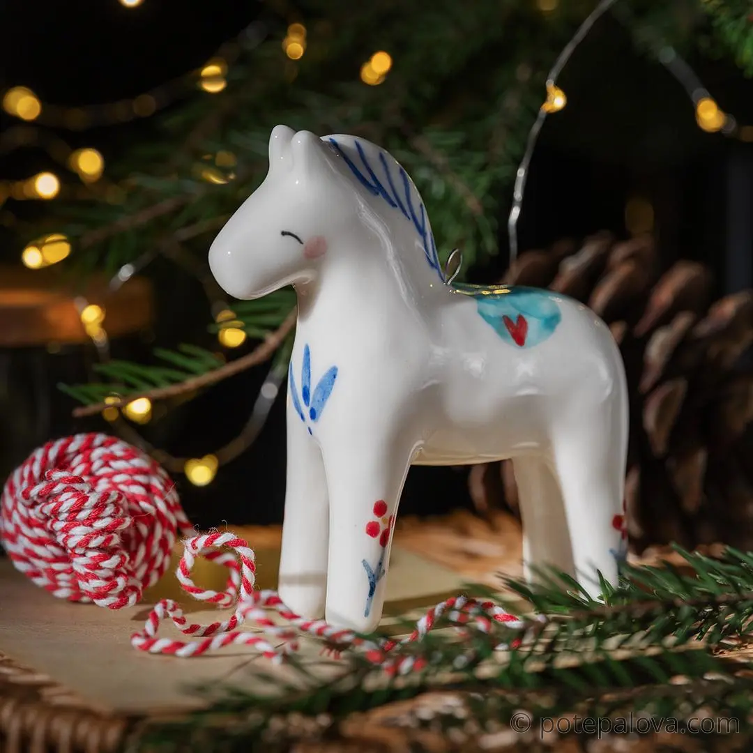 картинка Фарфоровая игрушка "Лошадка" - DishWishes.Ru