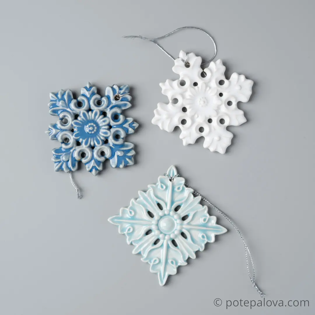 картинка Набор керамических снежинок в крафтовой коробке 3 - DishWishes.Ru