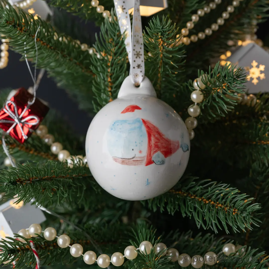 картинка Елочный шар с росписью "Новогодние киты" - DishWishes.Ru