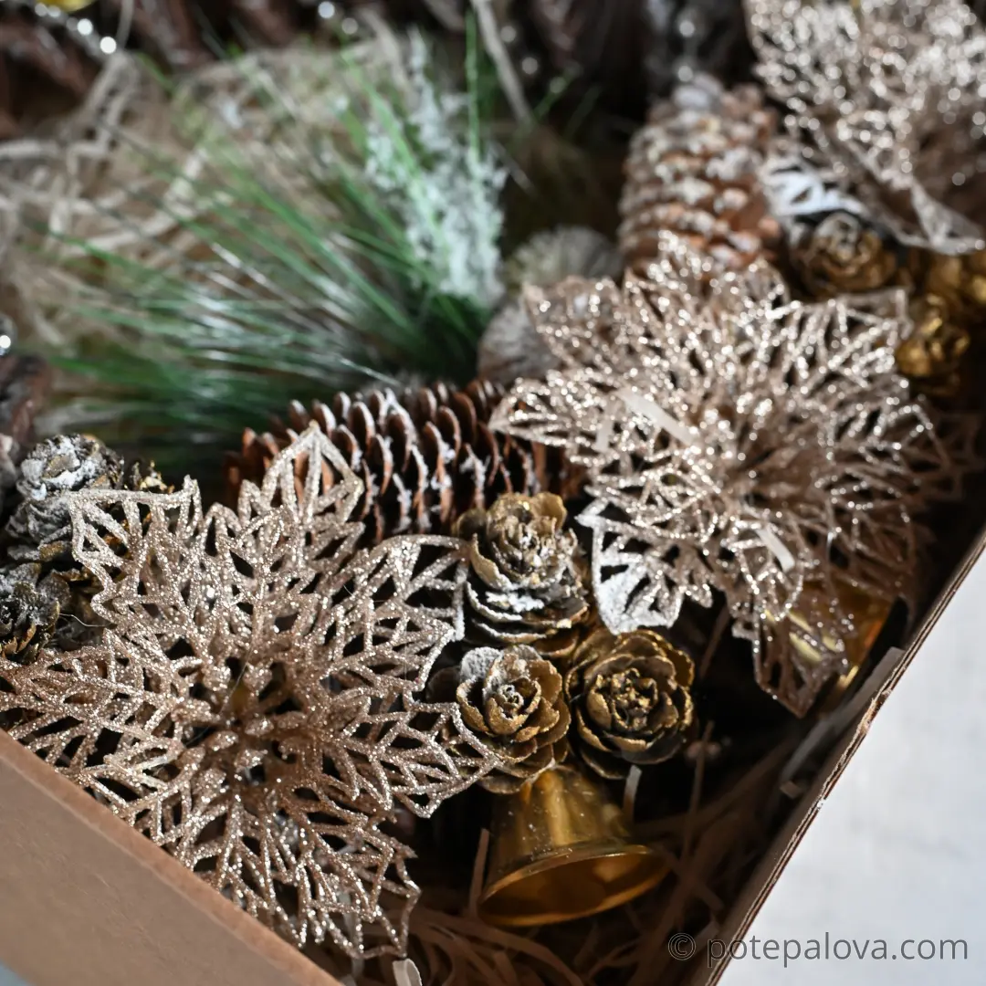картинка Новогодний венок коричневый с золотом в коробке - DishWishes.Ru