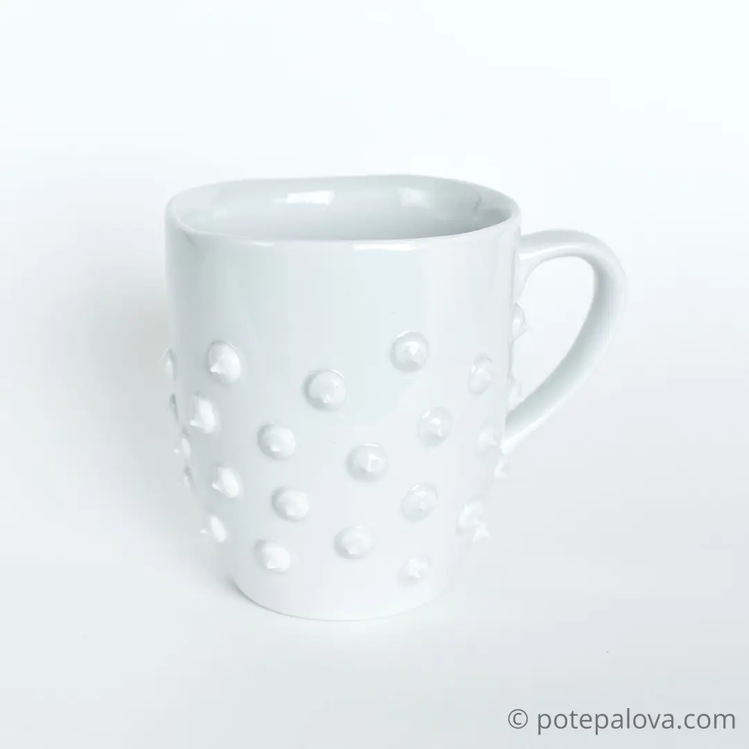 картинка Средняя белая кружка с шипами 1 - DishWishes.Ru