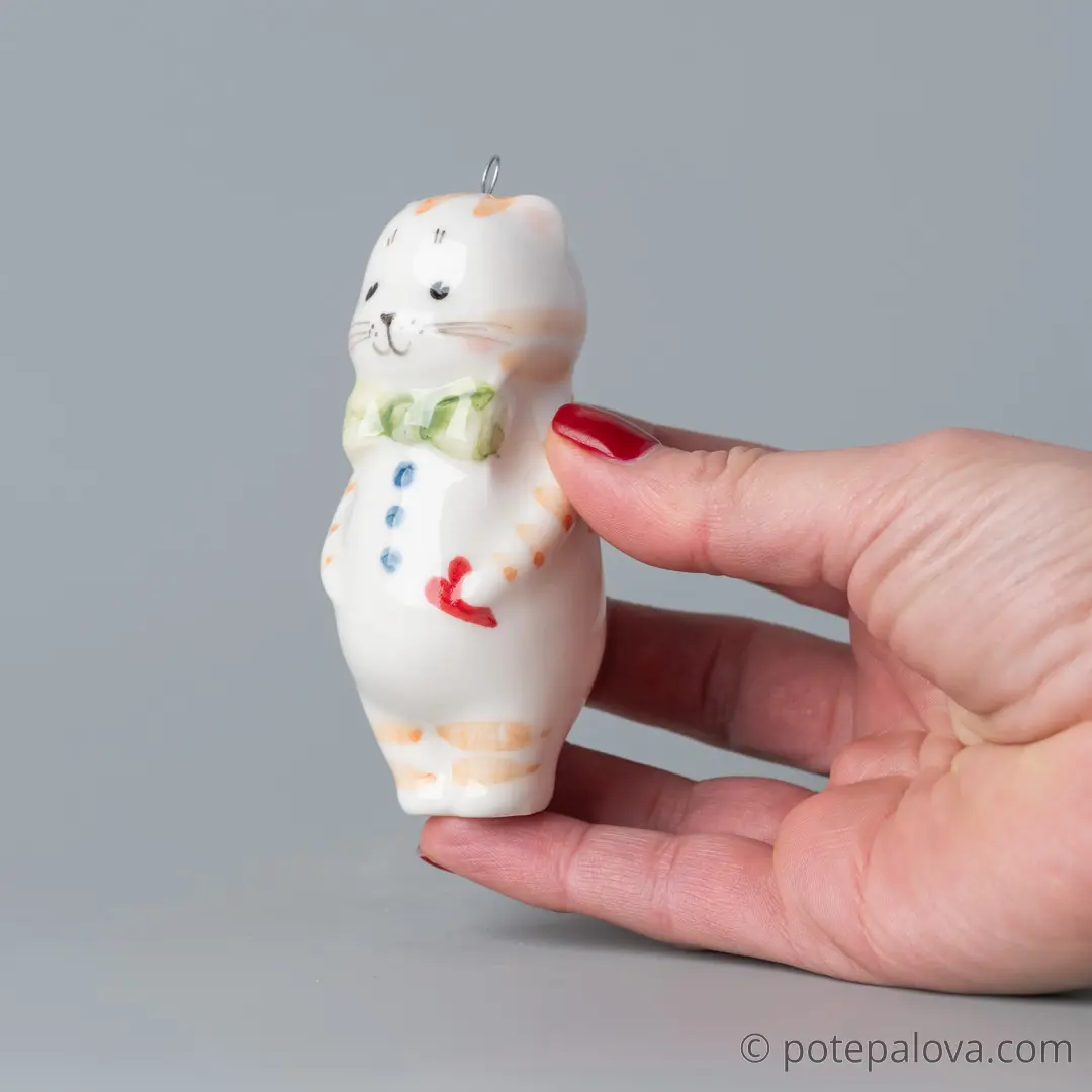 картинка Фарфоровая игрушка "Котик с бантом" 5 - DishWishes.Ru