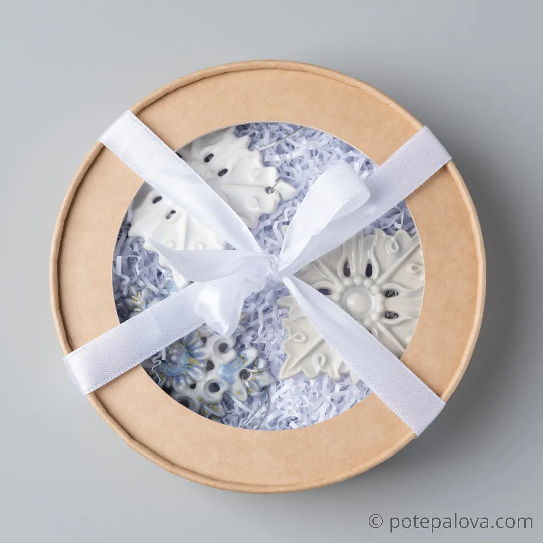 картинка Набор керамических снежинок в крафтовой коробке 1 - DishWishes.Ru