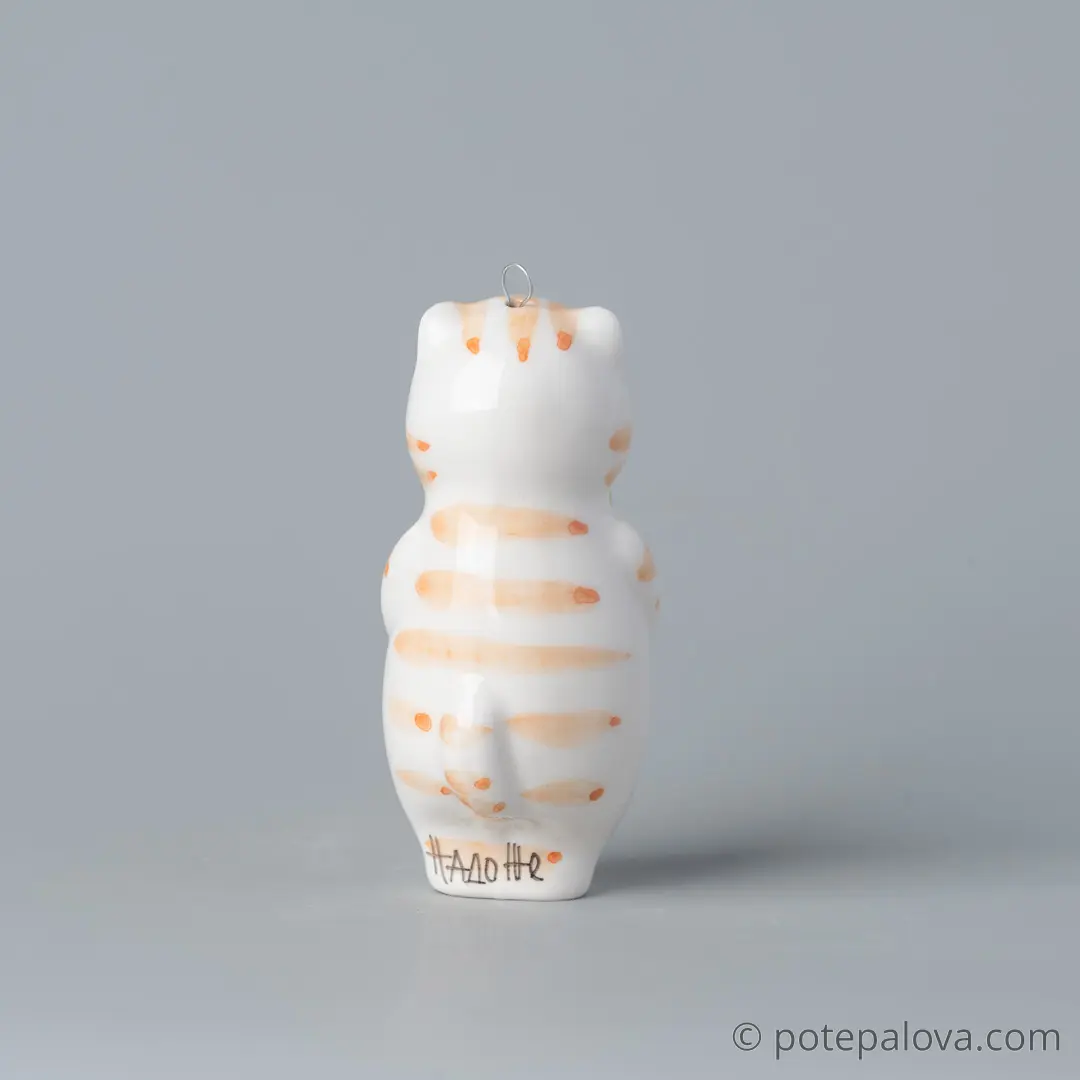 картинка Фарфоровая игрушка "Котик с бантом" 1 - DishWishes.Ru