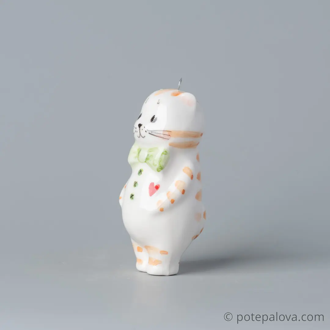 картинка Фарфоровая игрушка "Котик с бантом" 1 - DishWishes.Ru