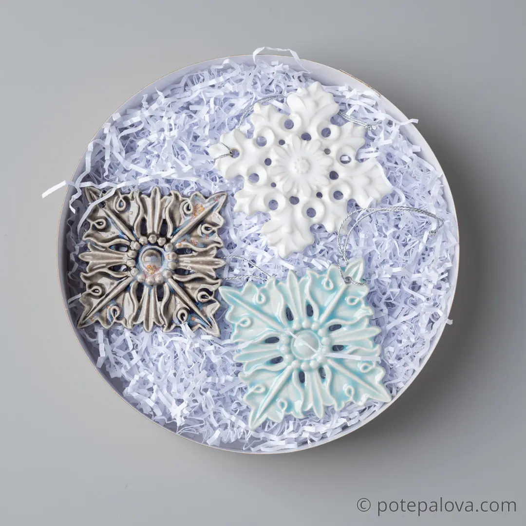 картинка Набор керамических снежинок в крафтовой коробке 4 - DishWishes.Ru