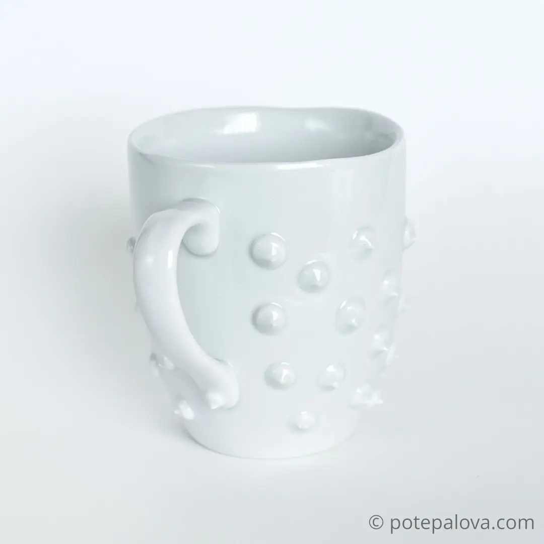 картинка Средняя белая кружка с шипами 1 - DishWishes.Ru