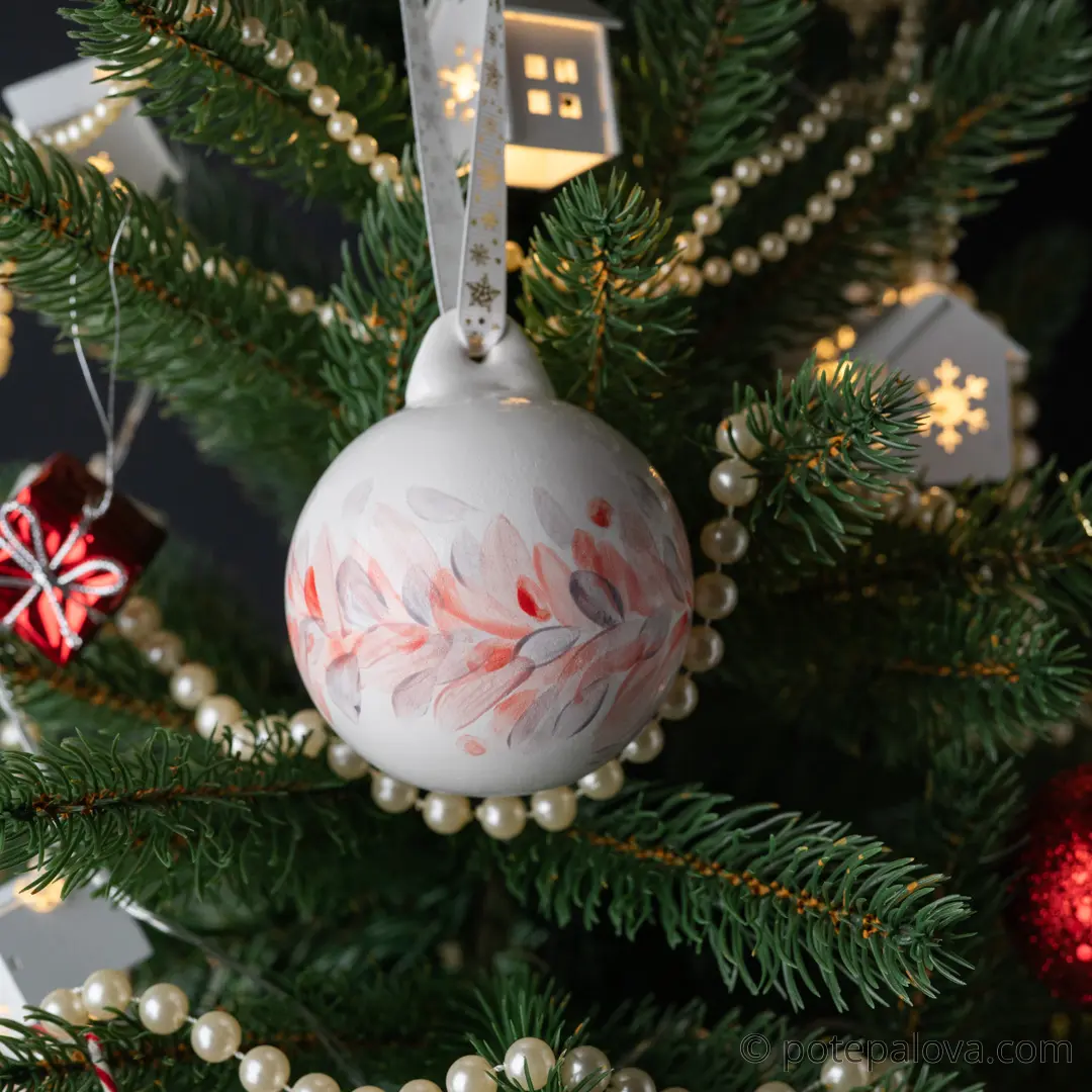 картинка Елочный шар с росписью "Красный венок" - DishWishes.Ru