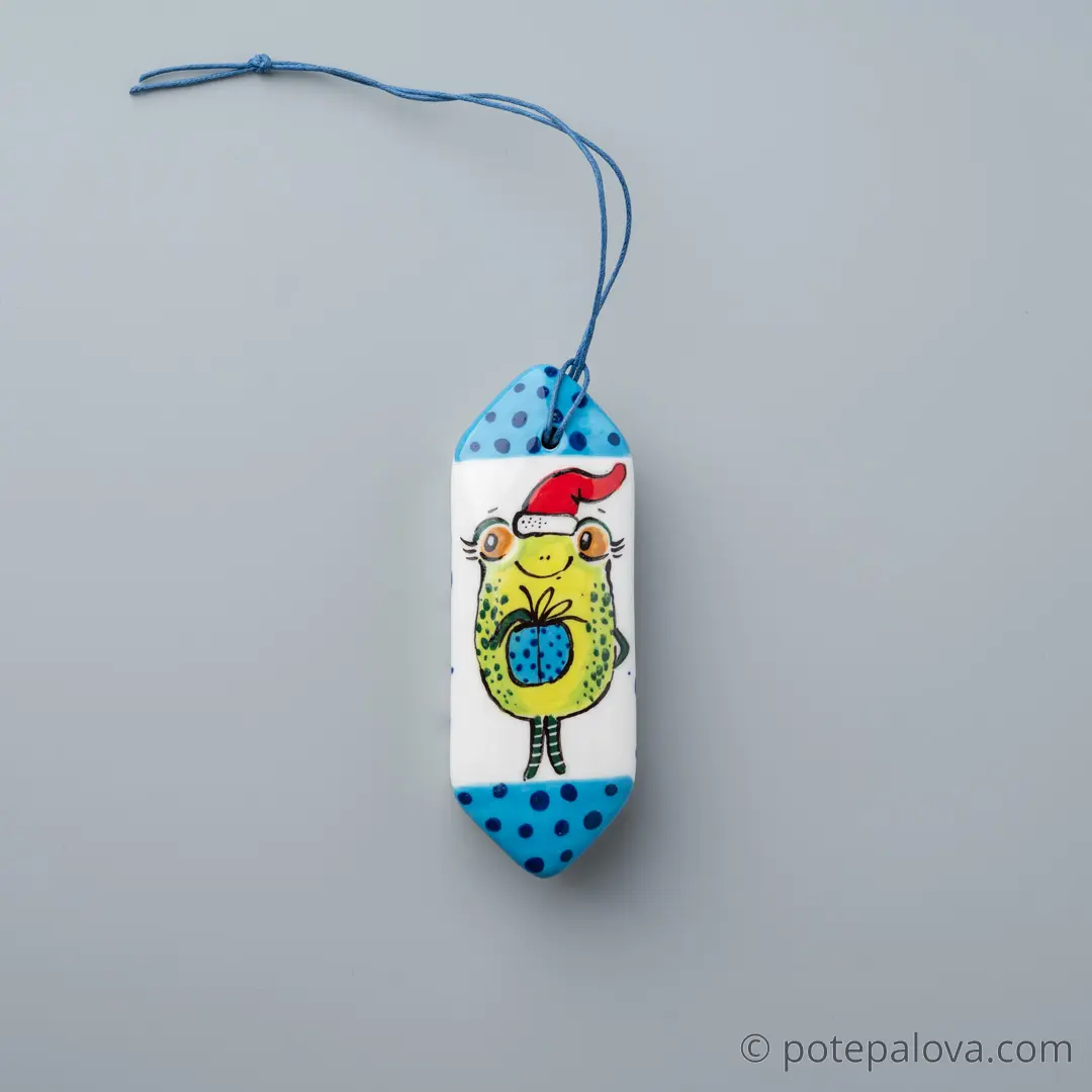 картинка Елочная игрушка в форме конфеты "Лягушка с подарком" - DishWishes.Ru