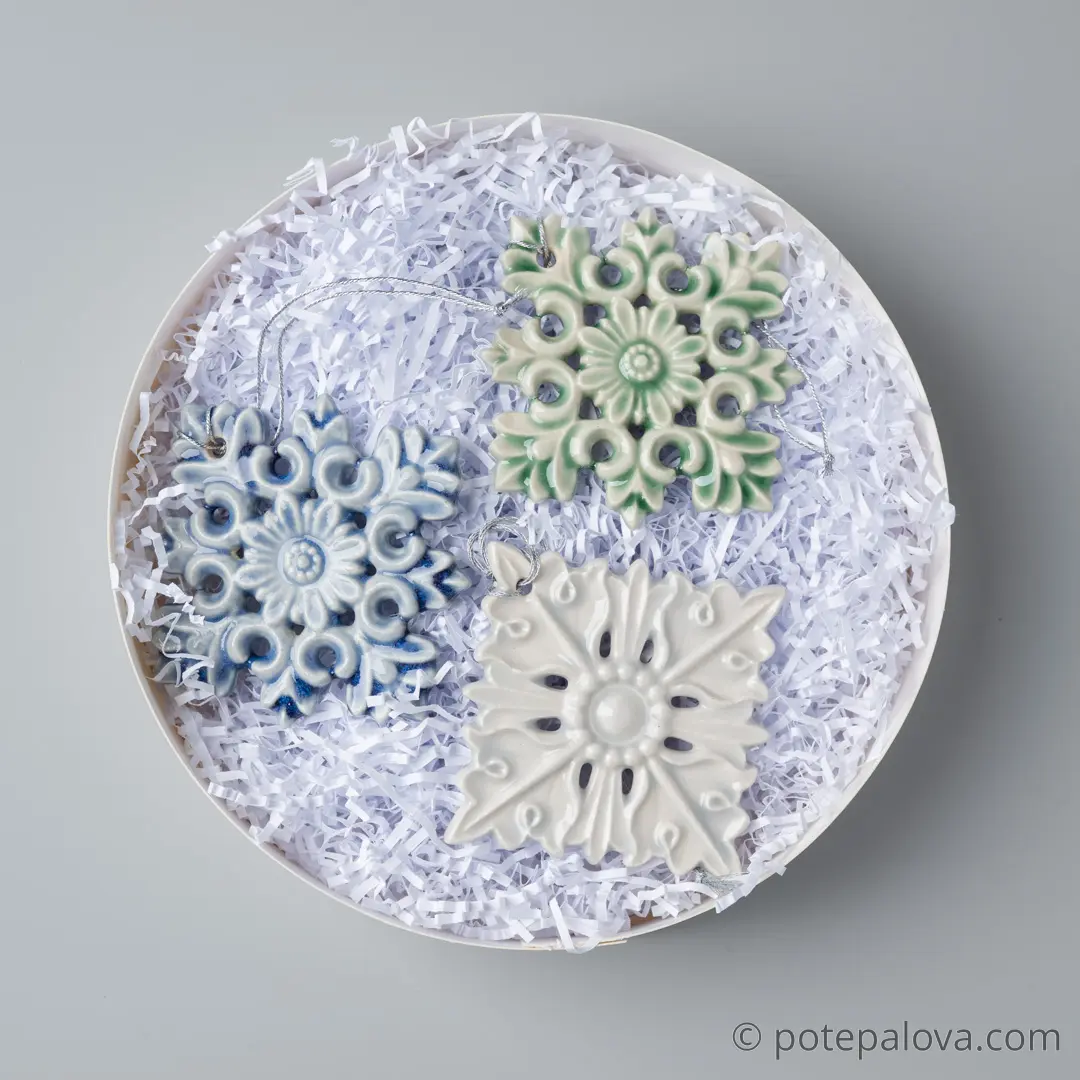 картинка Набор керамических снежинок в белой коробке 2 - DishWishes.Ru