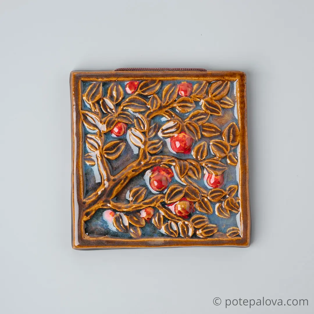 картинка Изразец ручной работы "Ветка с яблоками" сумерки - DishWishes.Ru