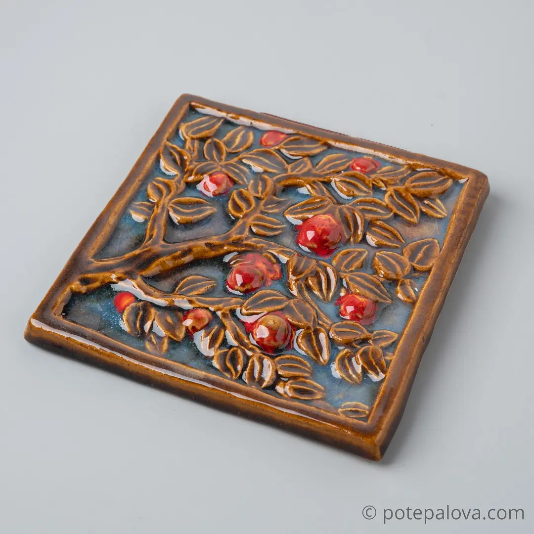 картинка Изразец ручной работы "Ветка с яблоками" сумерки - DishWishes.Ru