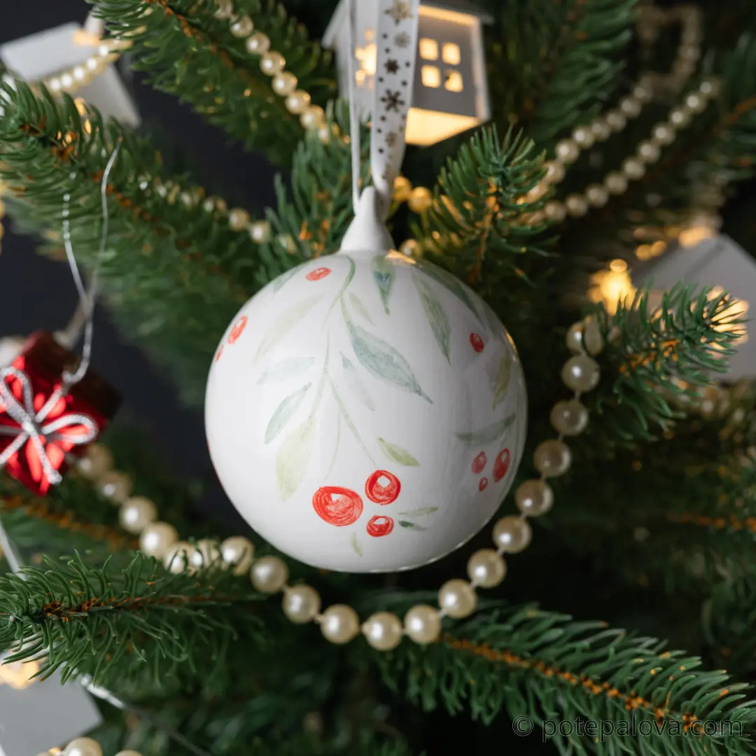 картинка Елочный шар с росписью "Красные ягоды" - DishWishes.Ru