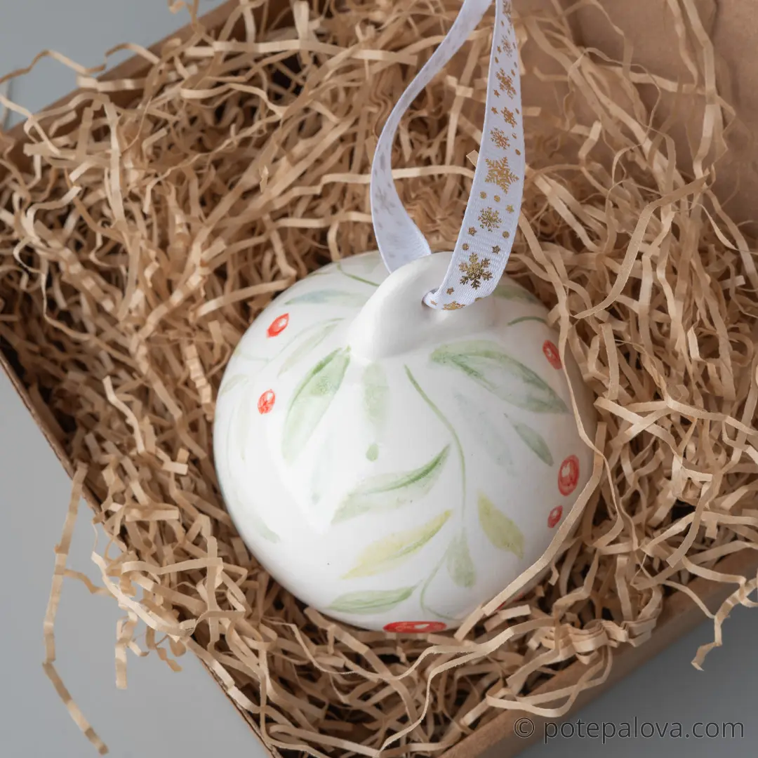 картинка Елочный шар с росписью "Красные ягоды" - DishWishes.Ru