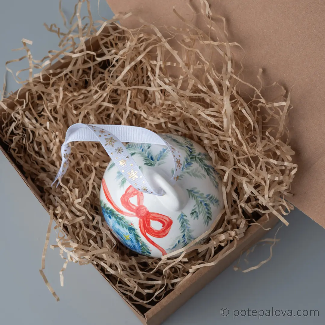 картинка Елочный шар с росписью "Домик в лесу" - DishWishes.Ru