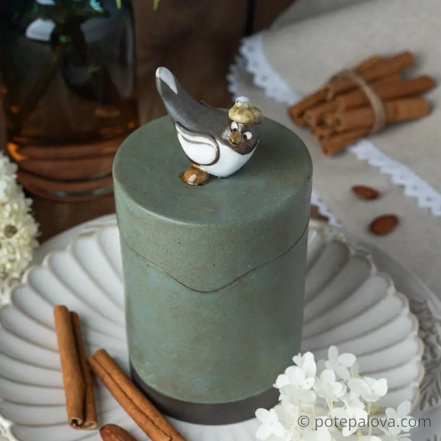 картинка Керамическая баночка с сорокой матовая зеленая - DishWishes.Ru