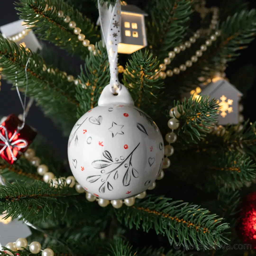 картинка Елочный шар с росписью "Черно-красные узоры" - DishWishes.Ru