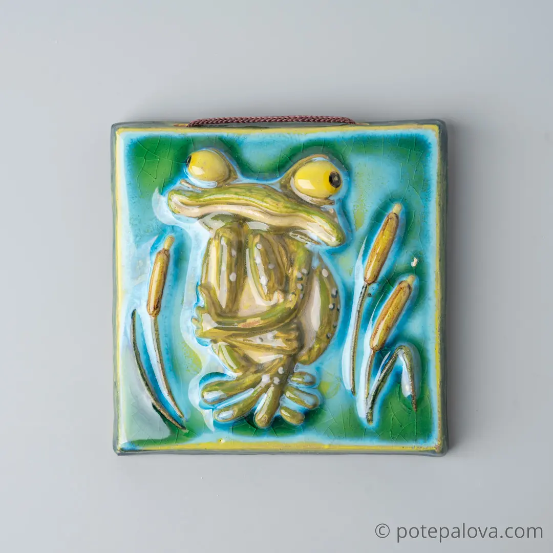 картинка Керамический изразец "Лягушонок в камышах" - DishWishes.Ru