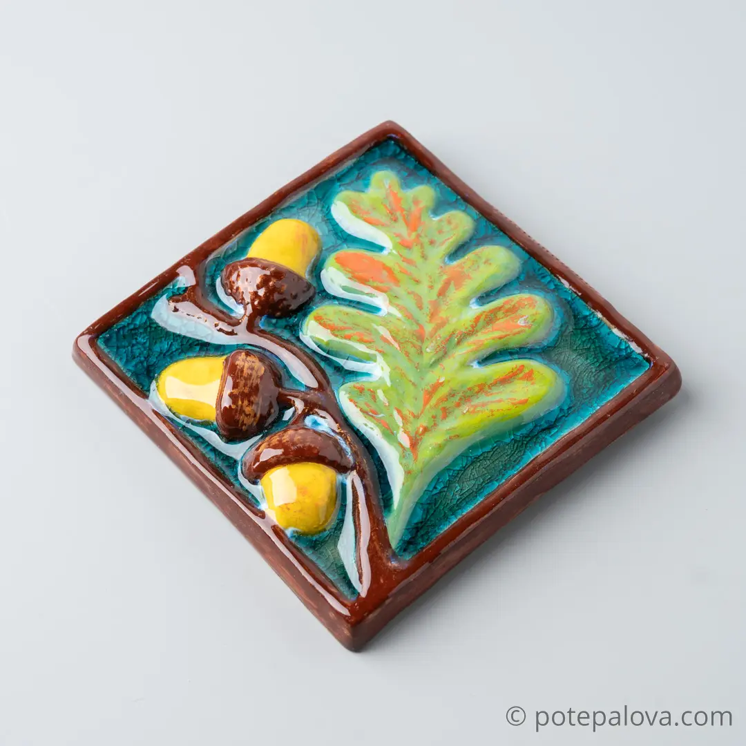 картинка Керамический изразец "Дубовая веточка" с росписью - DishWishes.Ru