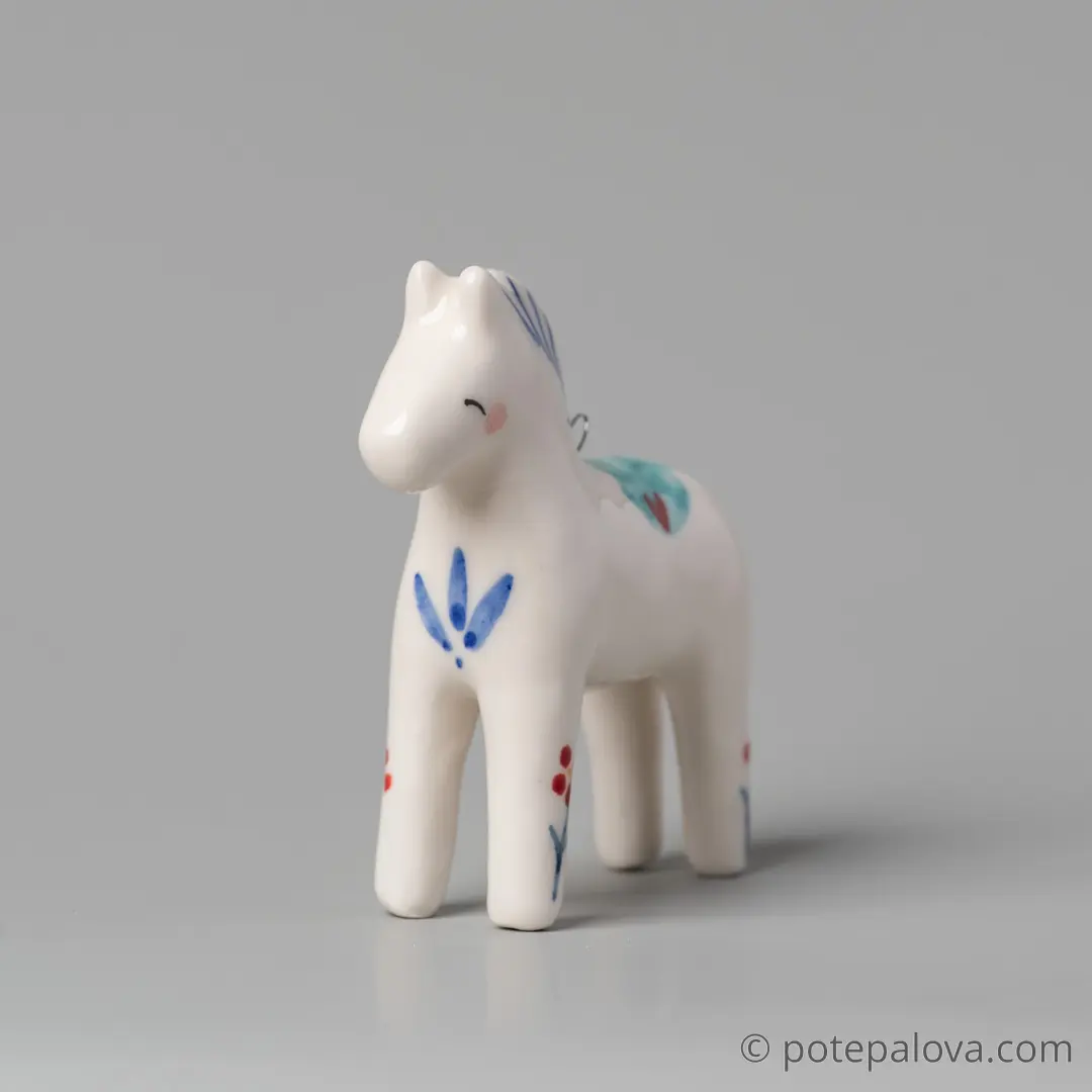 картинка Фарфоровая игрушка "Лошадка" - DishWishes.Ru