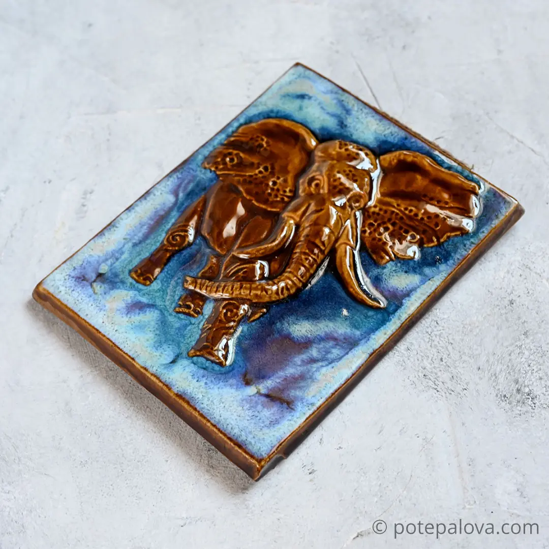 картинка Изразец ручной работы "Слон" малый - DishWishes.Ru