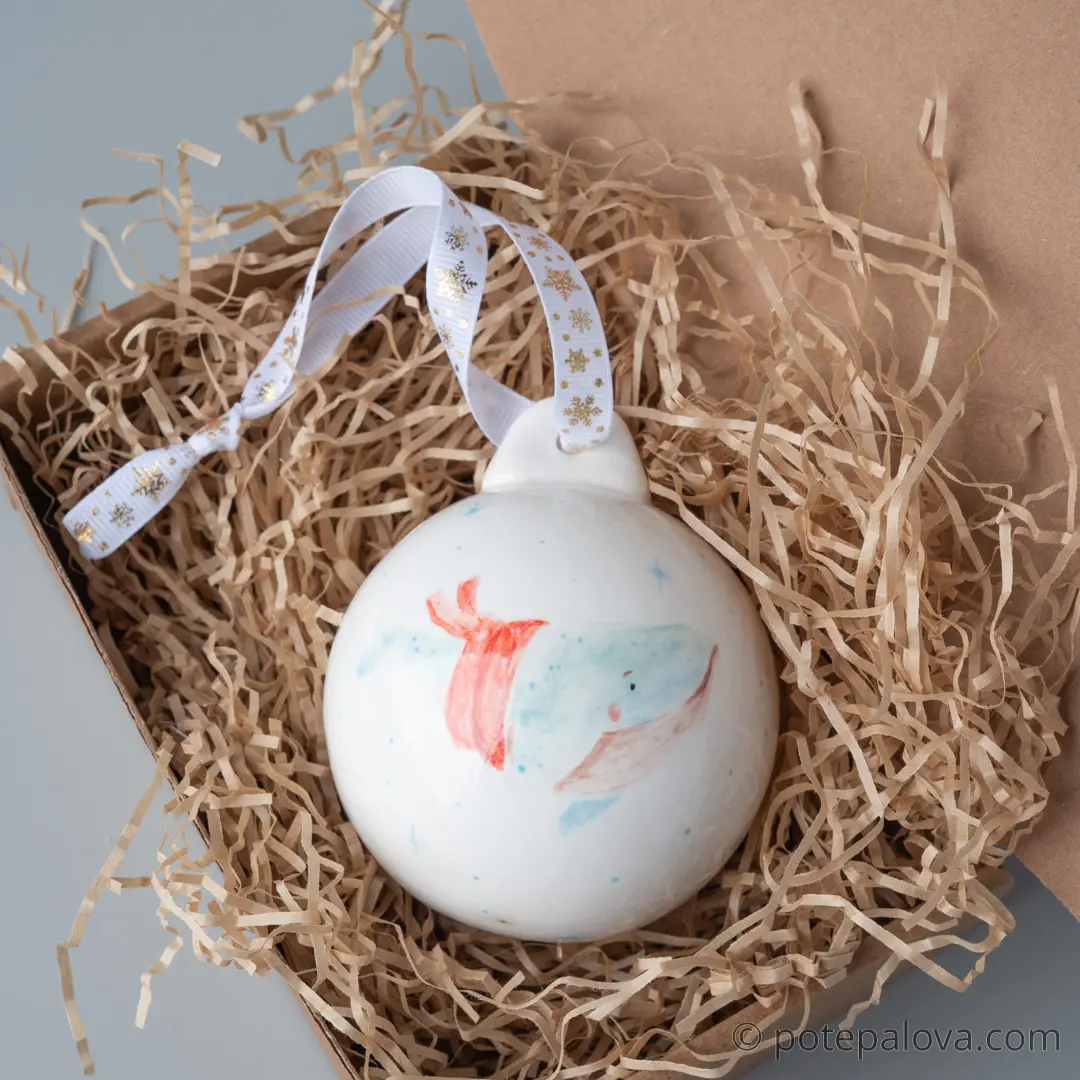 картинка Елочный шар с росписью "Новогодние киты" - DishWishes.Ru