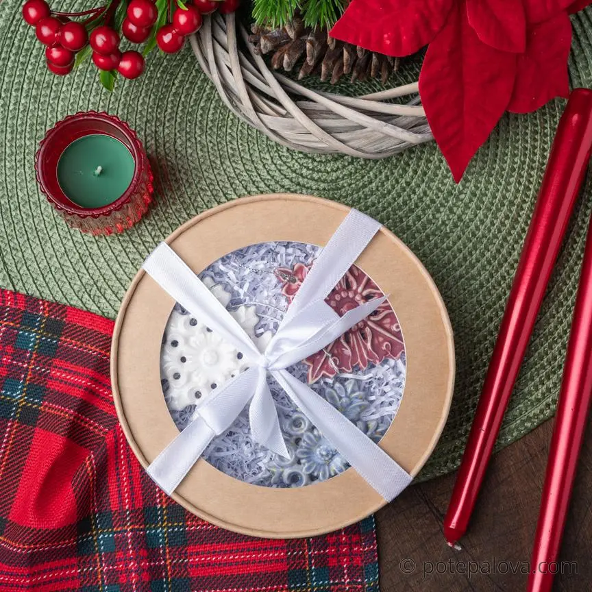 картинка Набор керамических снежинок в крафтовой коробке 2 - DishWishes.Ru