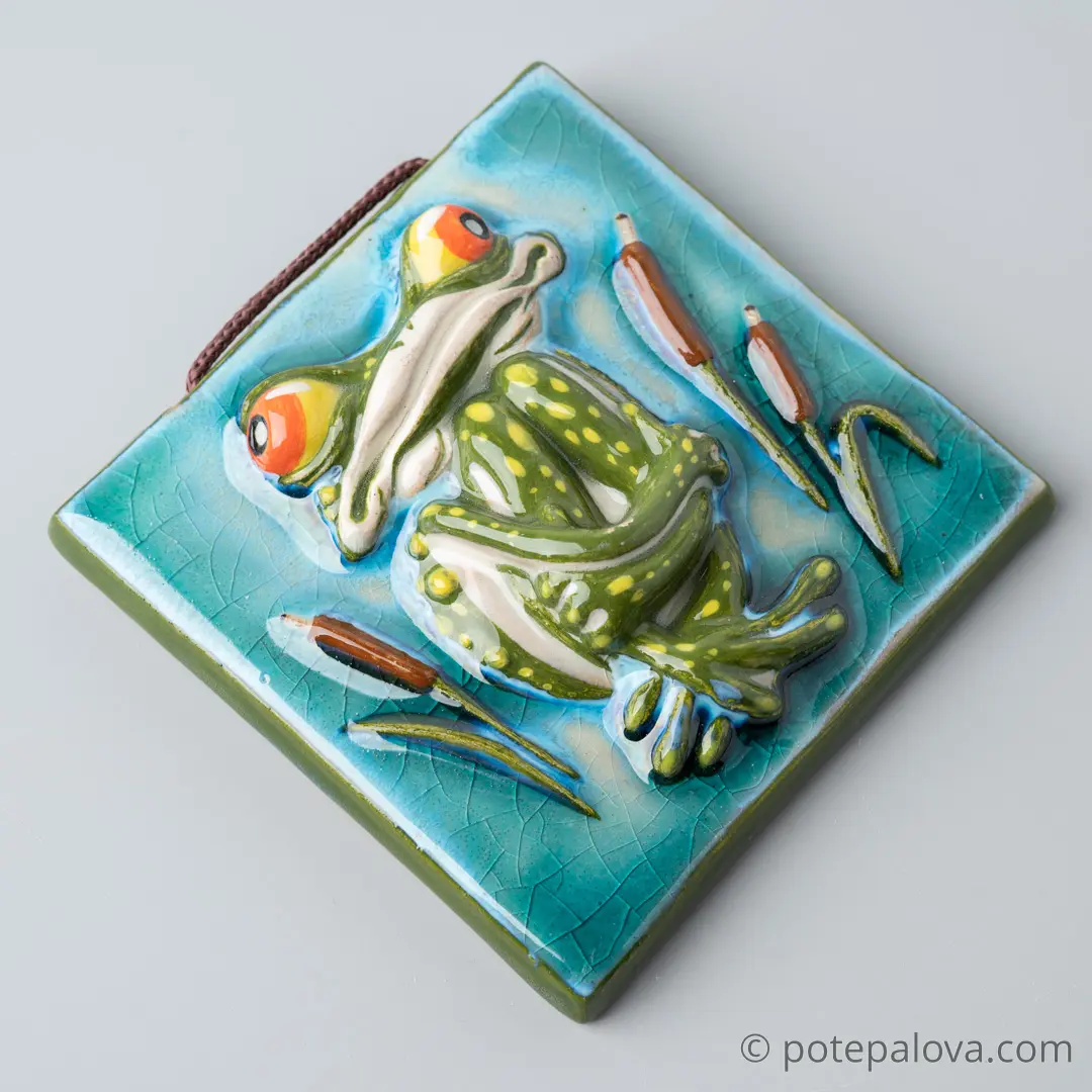 картинка Керамический изразец "Лягушонок в камышах" малый - DishWishes.Ru