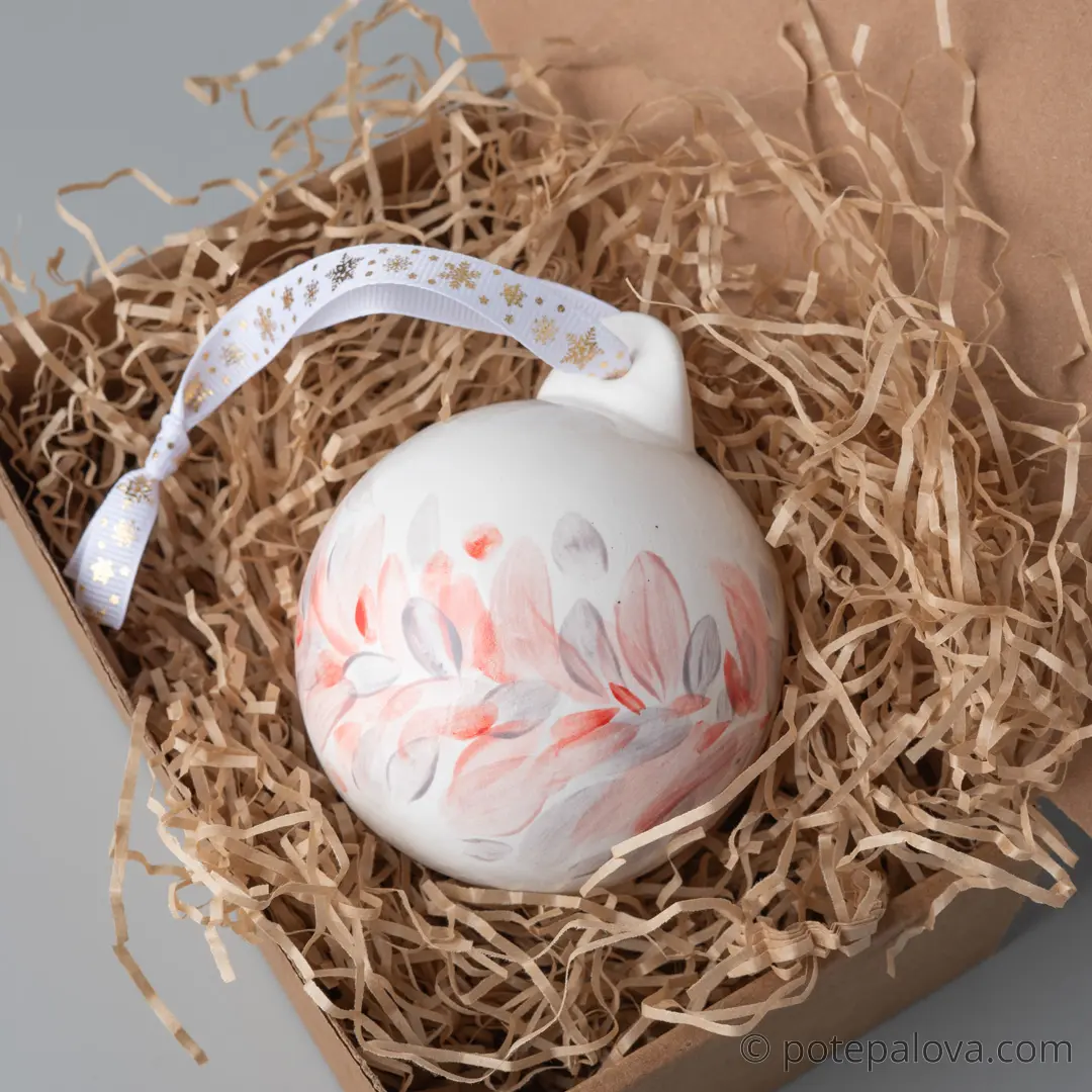 картинка Елочный шар с росписью "Красный венок" - DishWishes.Ru