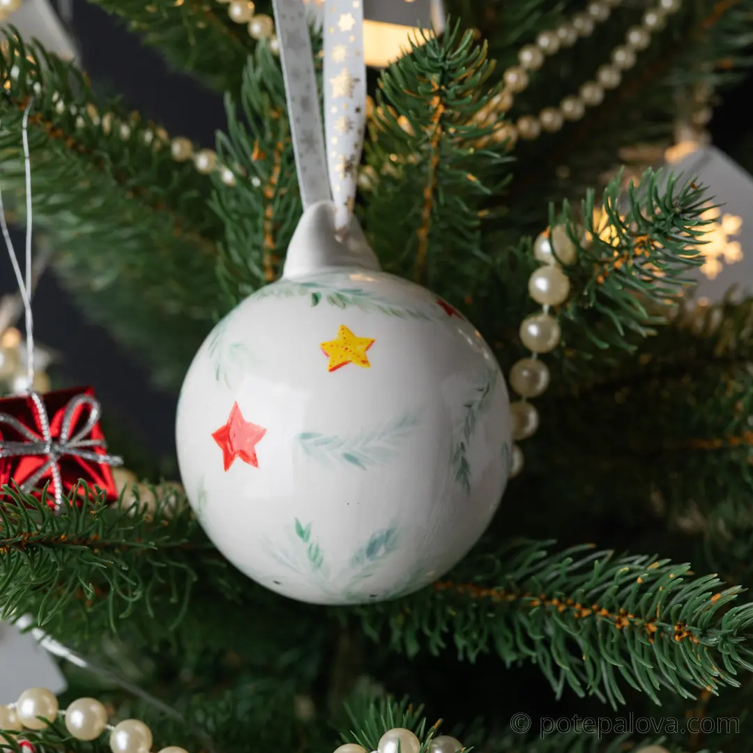 картинка Елочный шар с росписью "Звезды" - DishWishes.Ru