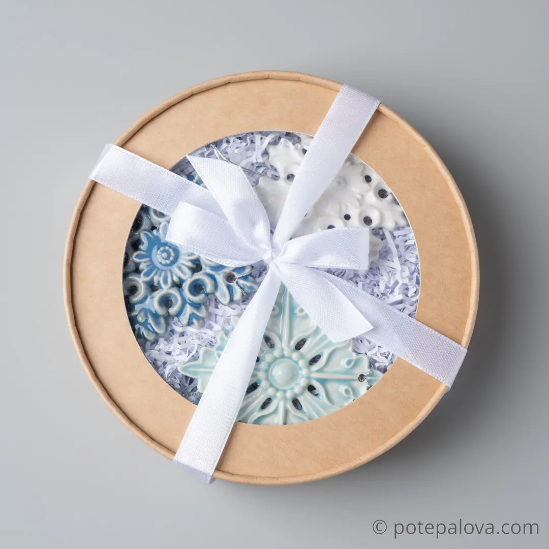 картинка Набор керамических снежинок в крафтовой коробке 3 - DishWishes.Ru