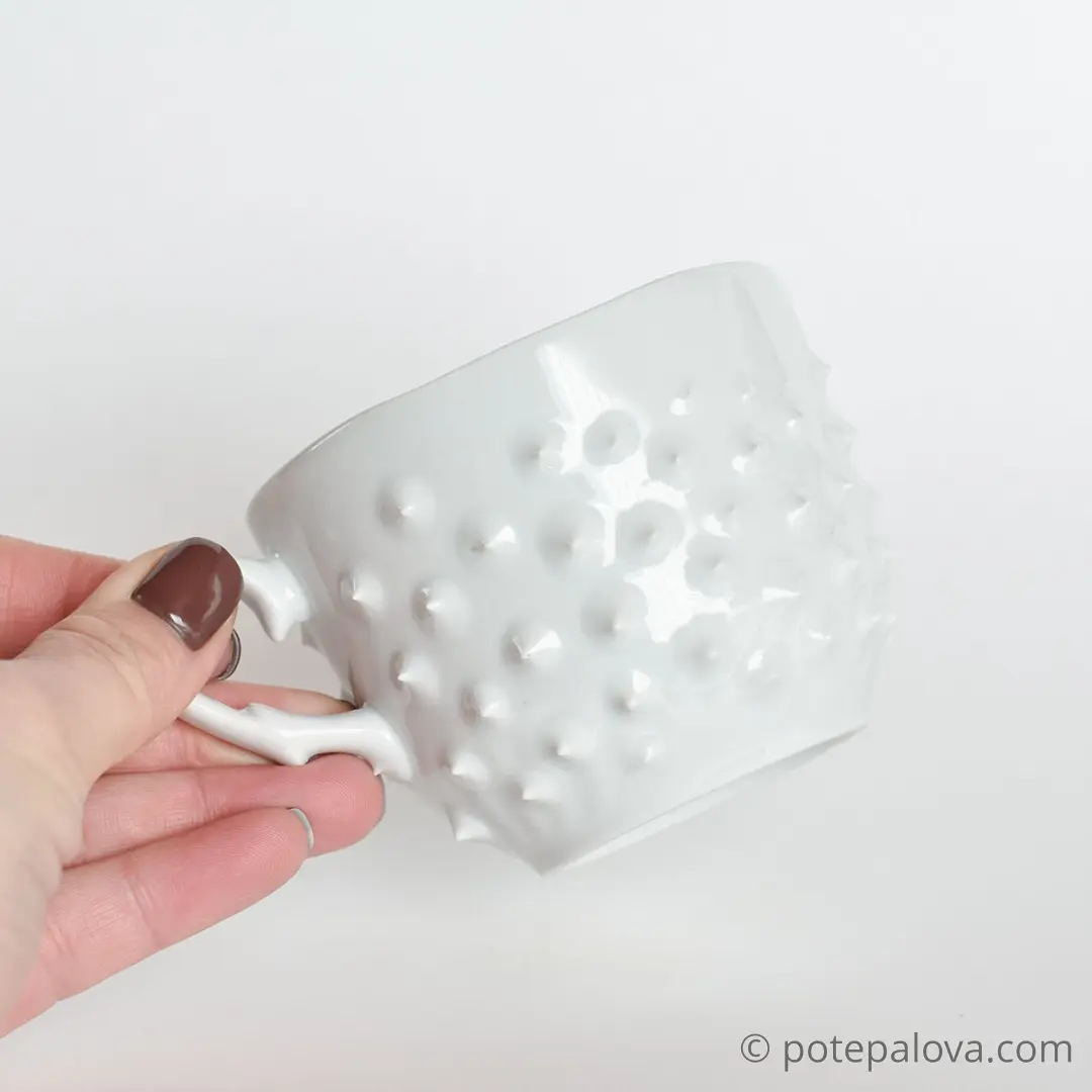 картинка Белая чашка с шипами - DishWishes.Ru