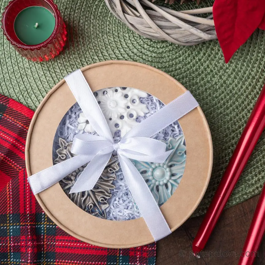 картинка Набор керамических снежинок в крафтовой коробке 4 - DishWishes.Ru