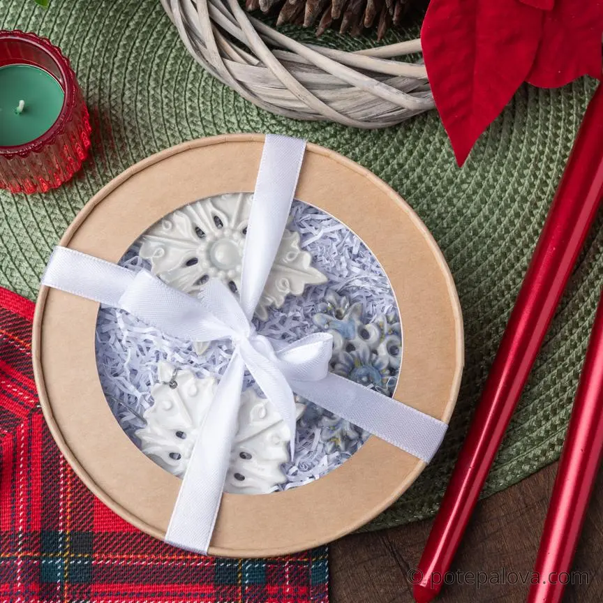 картинка Набор керамических снежинок в крафтовой коробке 1 - DishWishes.Ru