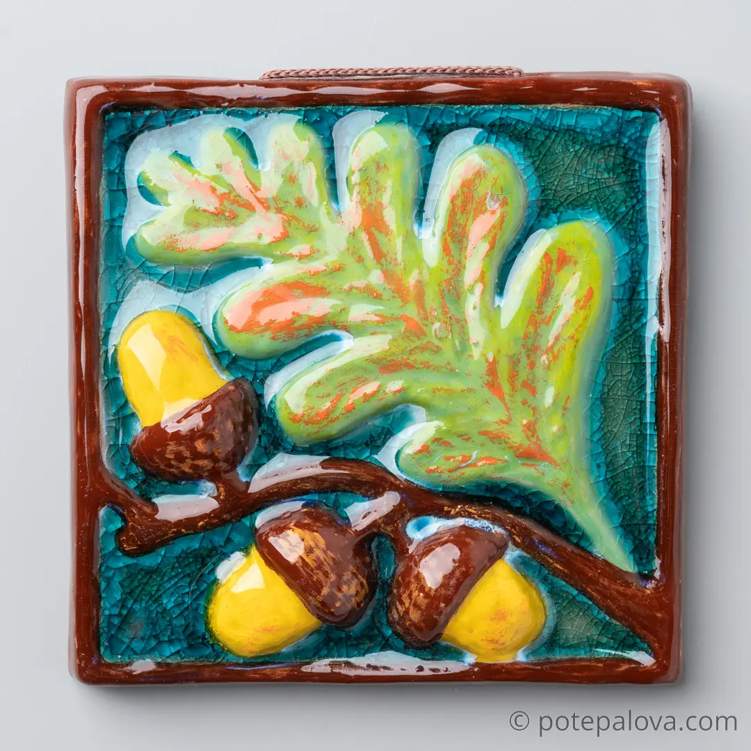 картинка Керамический изразец "Дубовая веточка" с росписью - DishWishes.Ru