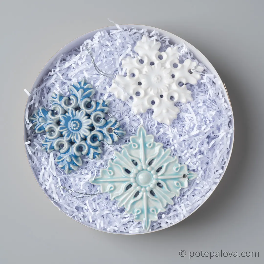 картинка Набор керамических снежинок в крафтовой коробке 3 - DishWishes.Ru