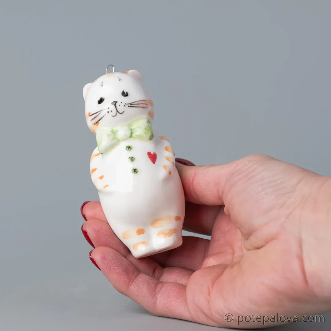 картинка Фарфоровая игрушка "Котик с бантом" 1 - DishWishes.Ru