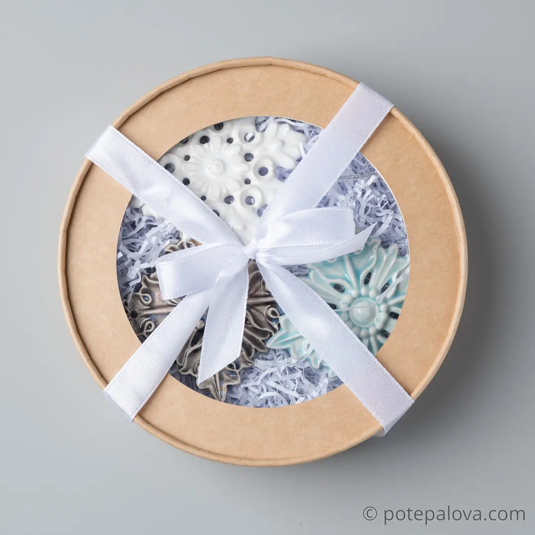 картинка Набор керамических снежинок в крафтовой коробке 4 - DishWishes.Ru