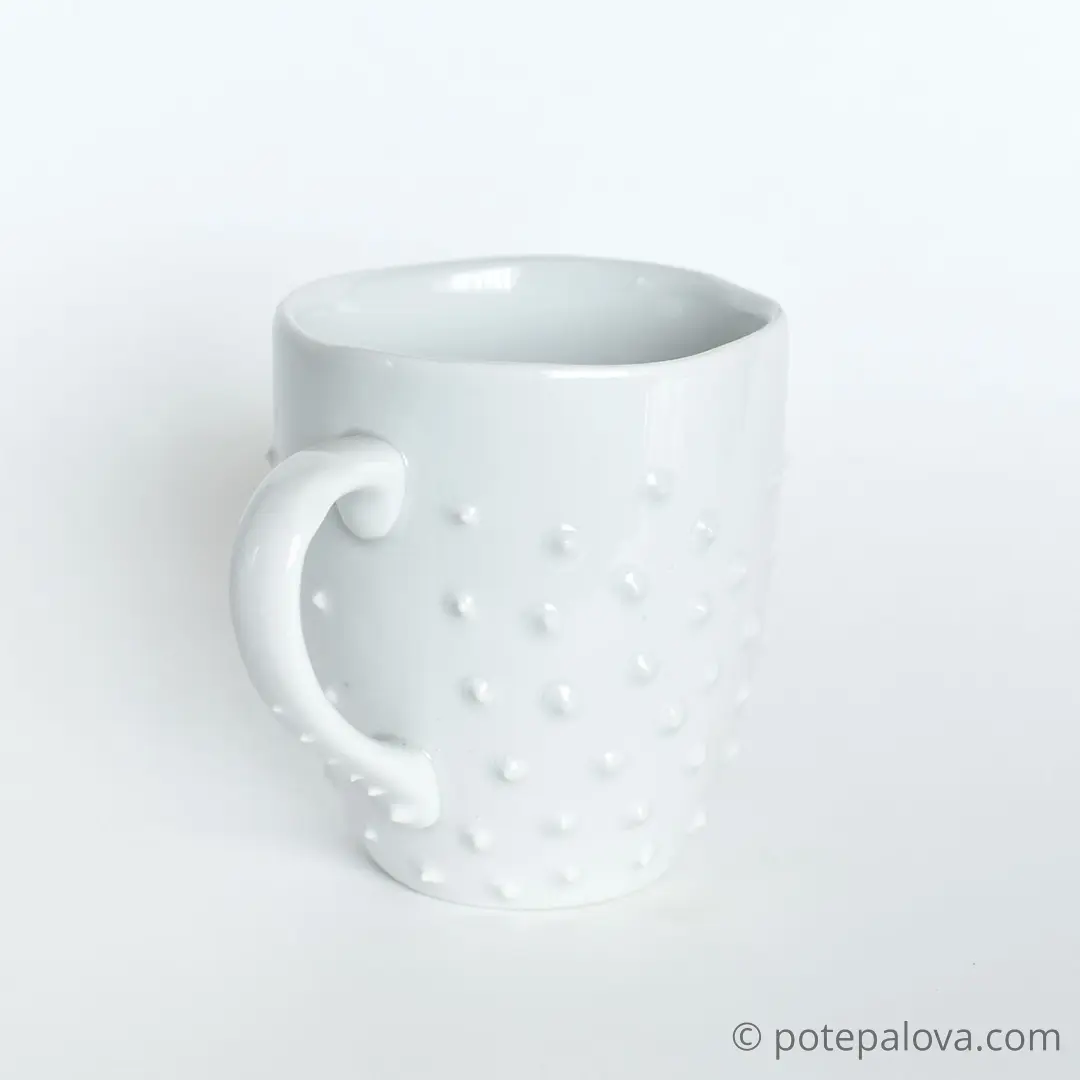 картинка Средняя белая кружка с шипами 3 - DishWishes.Ru