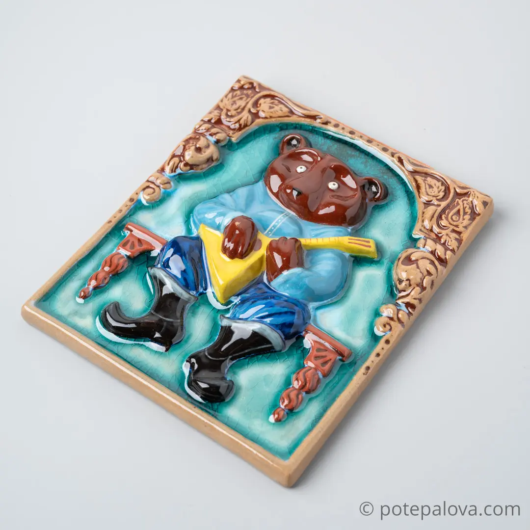 картинка Изразец ручной работы "Медведь с балалайкой" 1 - DishWishes.Ru