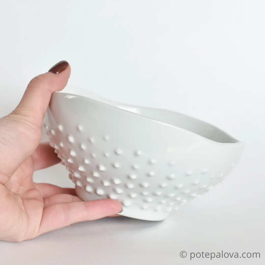 картинка Белый салатник с шипами - DishWishes.Ru