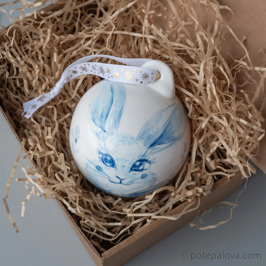 картинка Елочный шар с росписью "Зайка с цветами" - DishWishes.Ru