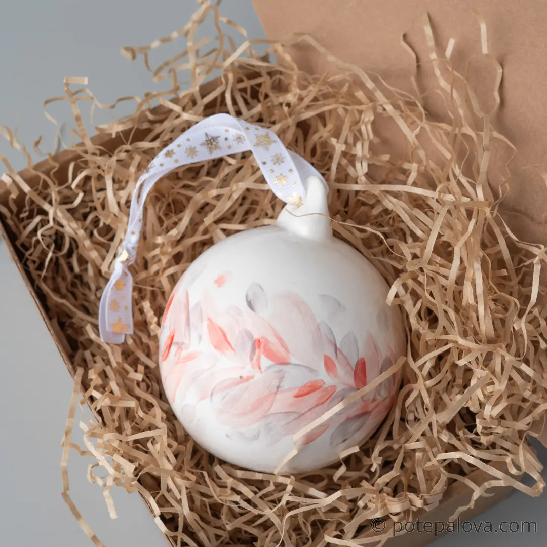 картинка Елочный шар с росписью "Красный венок" - DishWishes.Ru